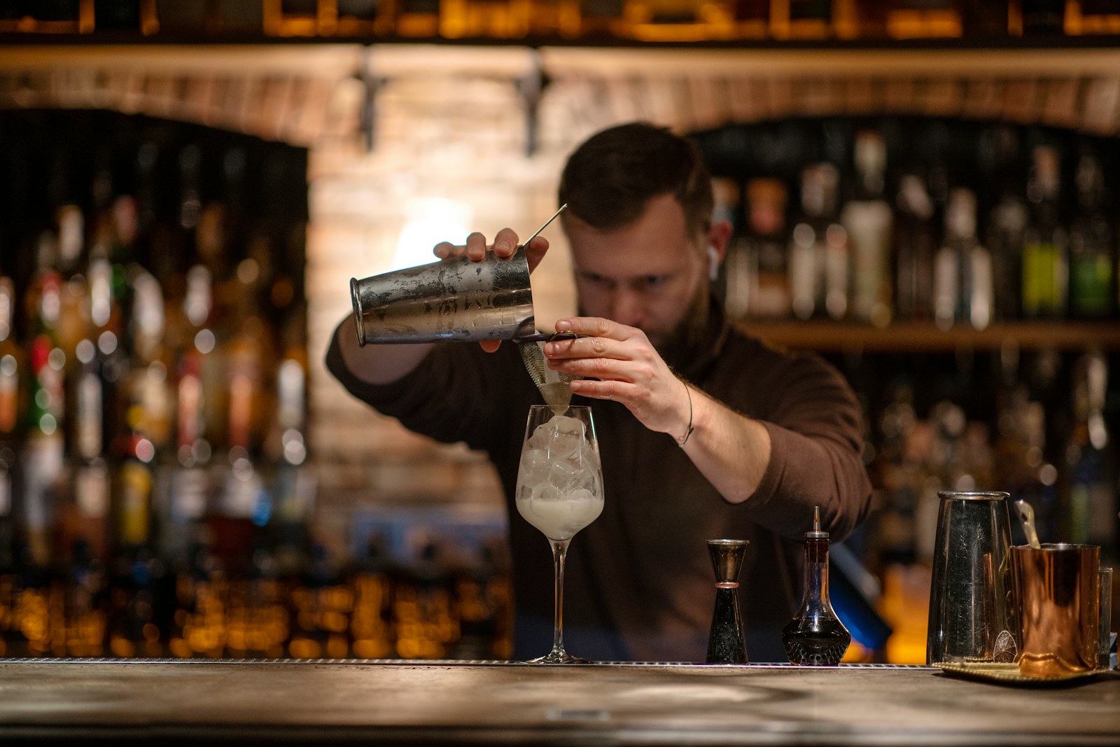 Ein Barkeeper mixt einen Drink hinter der Bar