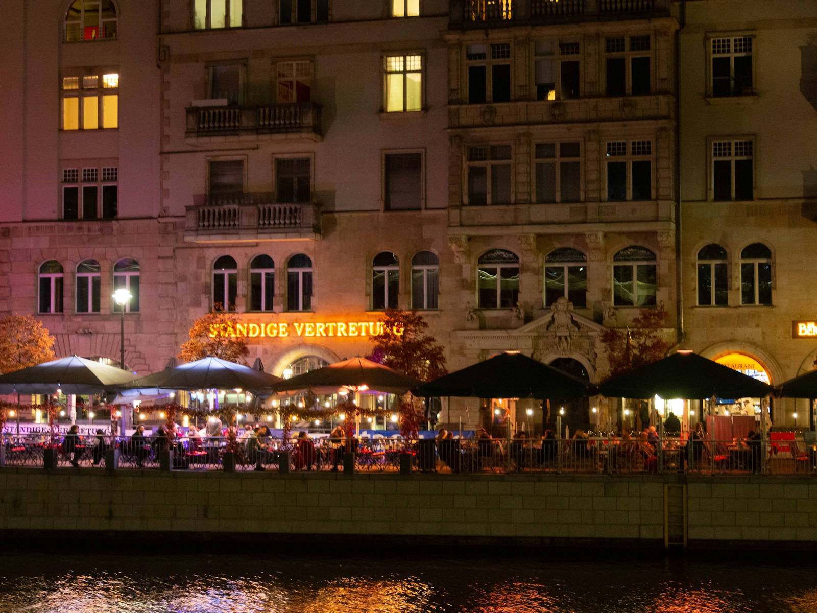 Volle Restaurantterrasse am Abend in Berlin