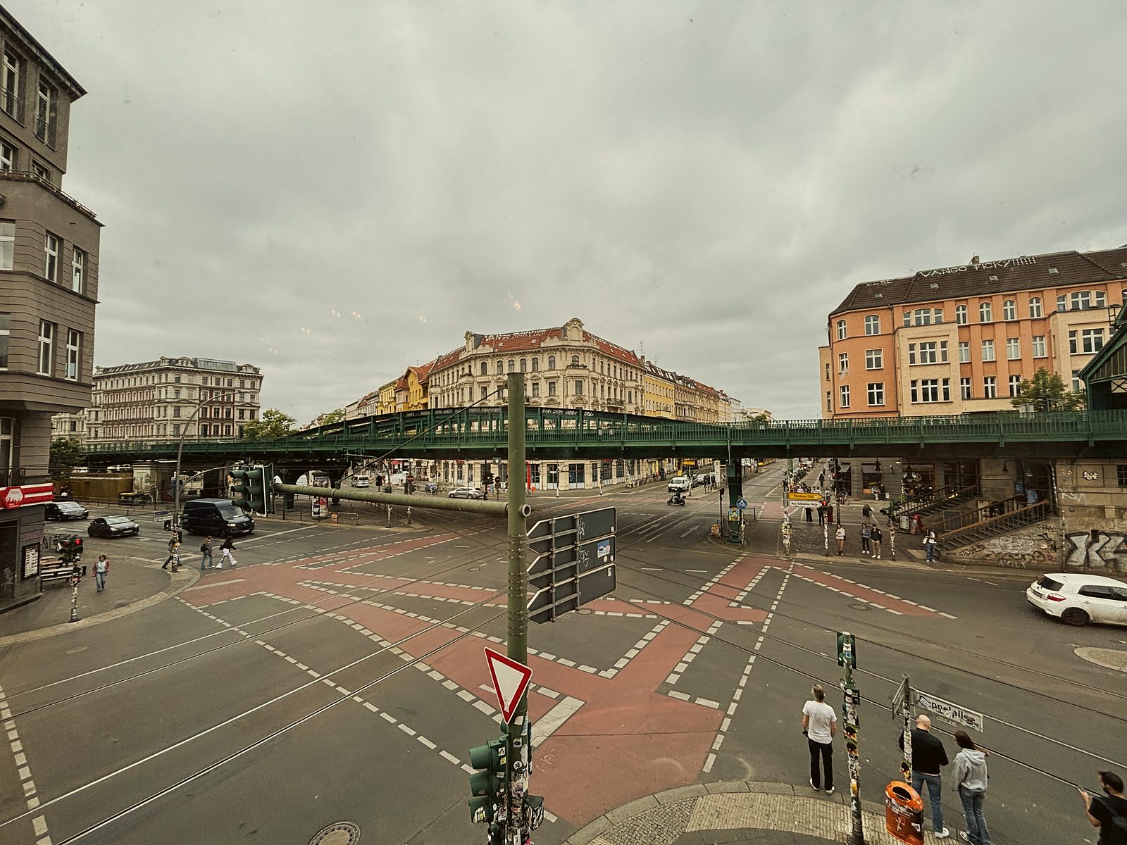 Die Ecke Pappelallee und Eberswalder Straße vom Obergeschoss aus gesehen