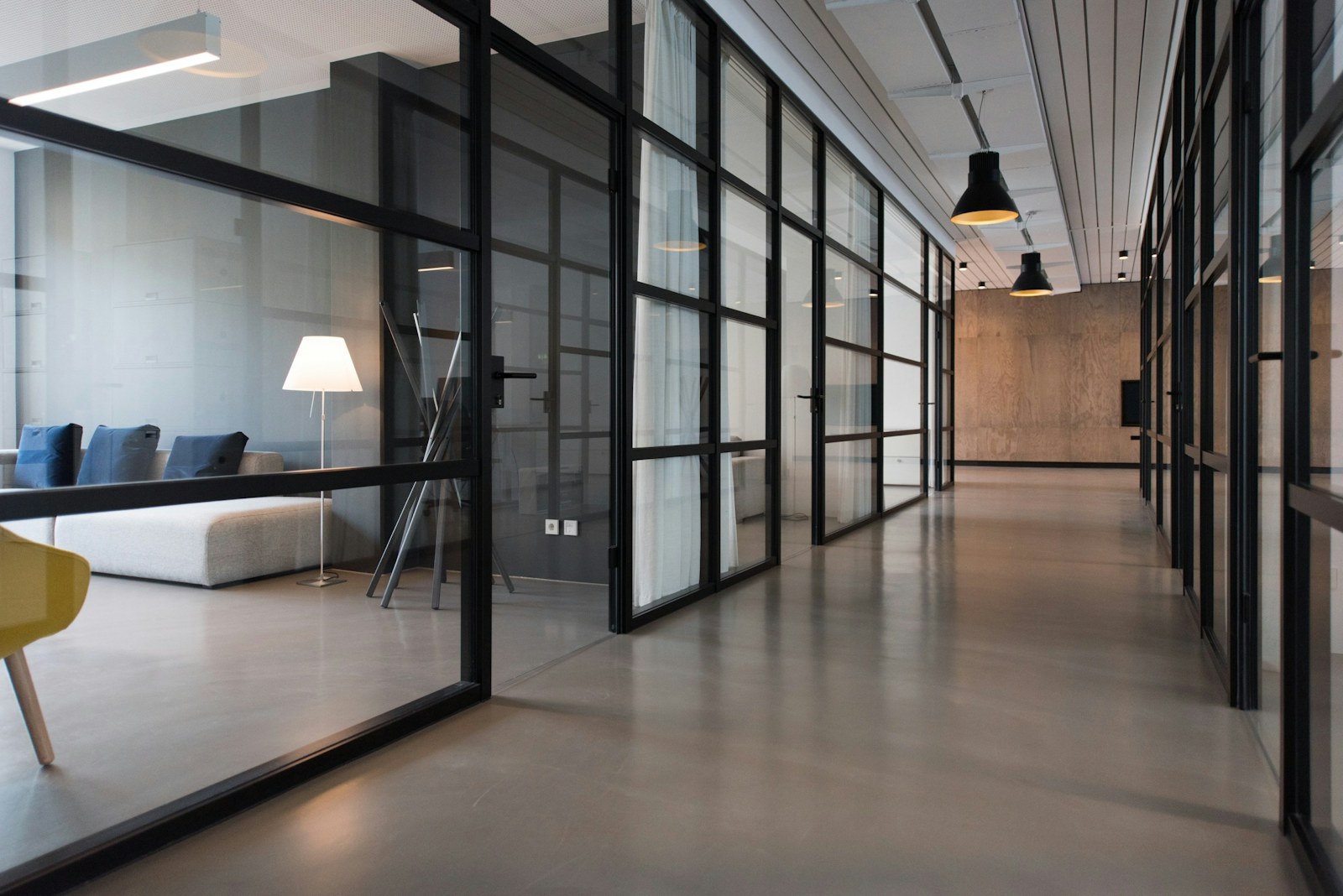 Flur mit Glaswänden in einem modernen Büro