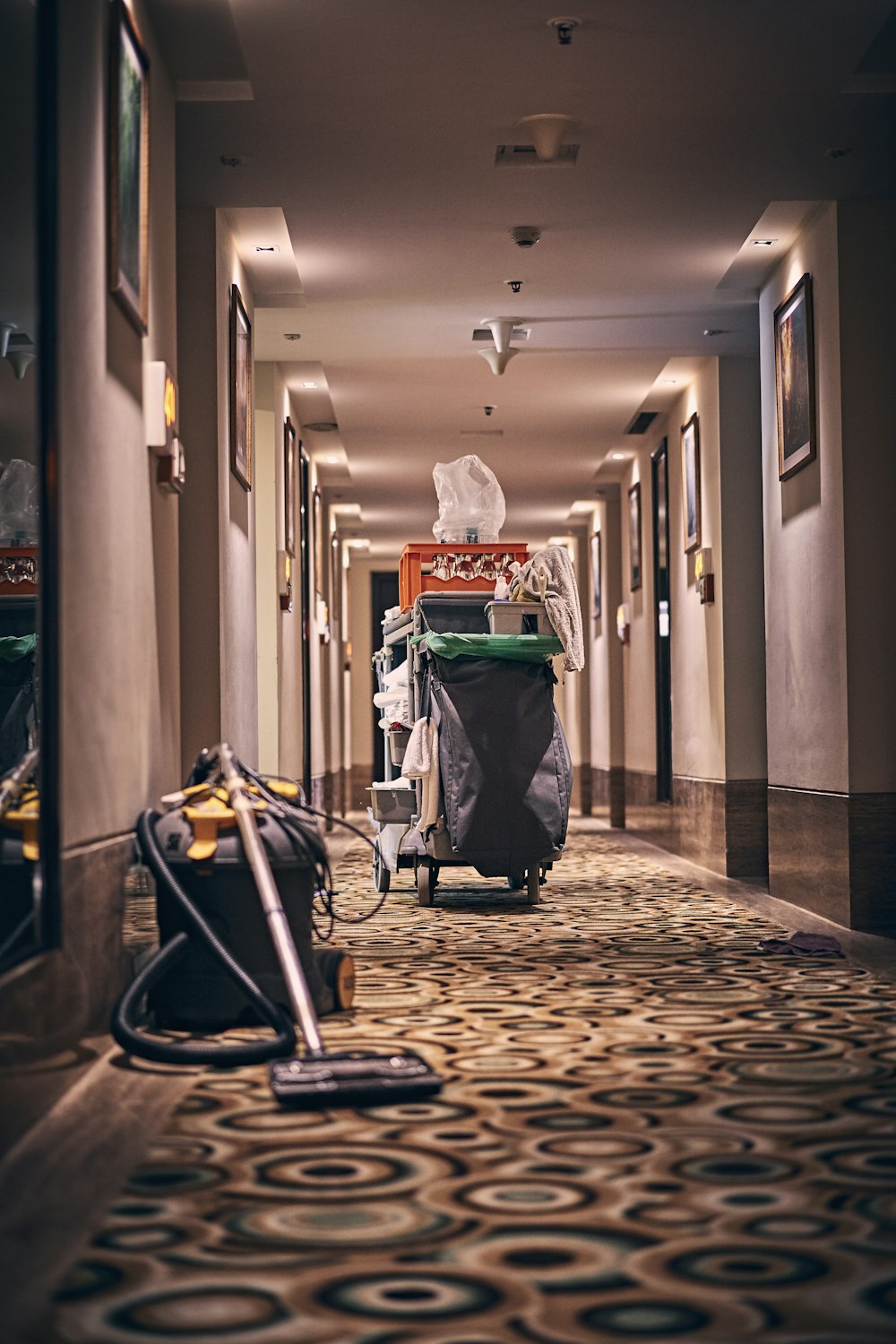 Housekeeping-Wagen im Flur eines Hotels